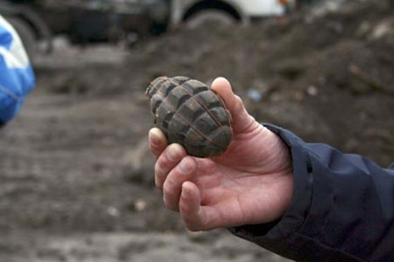 S-a plimbat prin oraş cu o grenadă în poşetă