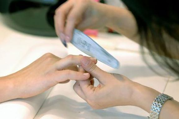 Credința că lipsa de calciu cauzează pete albe pe unghii este un mit