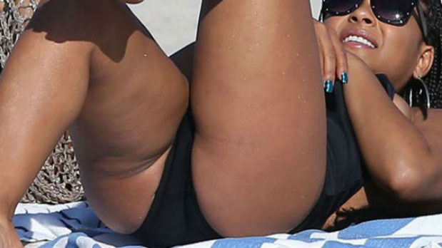 Ce poate să facă din posterior această cântăreaţă te lasă fără cuvinte!