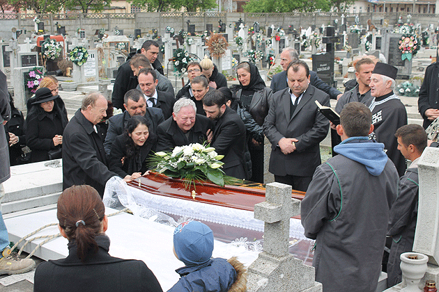 Lacrimi şi jale la înmormântarea Paulei Raţ