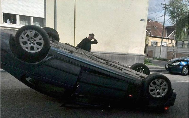 Accident spectaculos în Satu Mare. BMW cu roţile în sus
