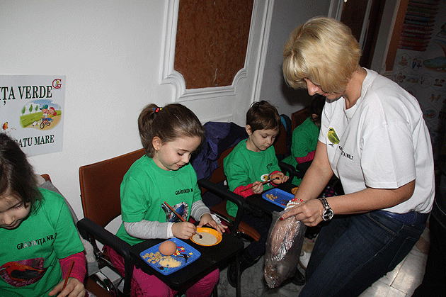 Tradiţia vopsitului ouălor, menţinută  de la vârste fragede