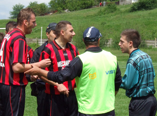 Nervi şi înjurături pe terenurile de fotbal din judeţ