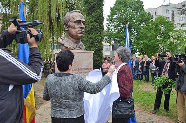Bustul lui Gheorghe Dragoş, dezvelit în curtea Colegiului Economic