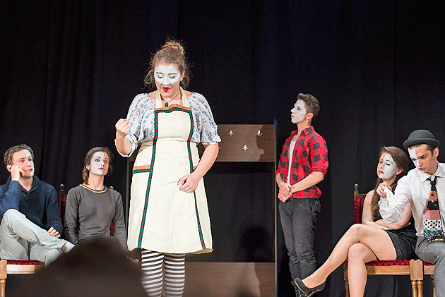 Premiera piesei de teatru “Cântăreaţa cheală” la Carei