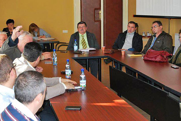 Statuia Regelui Ferdinand, amplasată lângă Monumentul Ostaşului Român