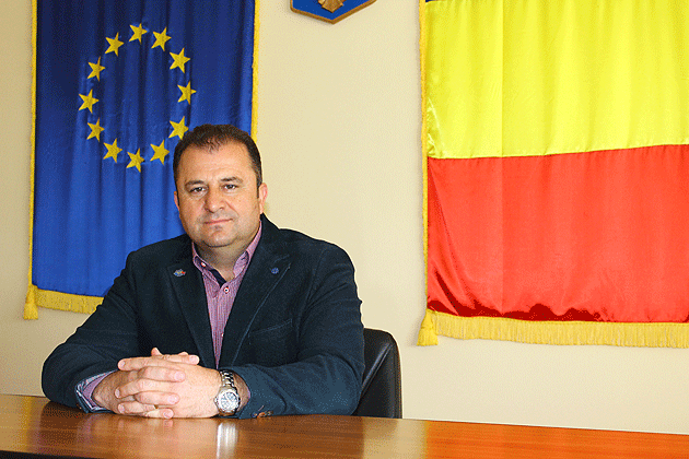 Scandal în secția de votare înainte de vot. Primarul din Odoreu a rupt acreditarea unui observator