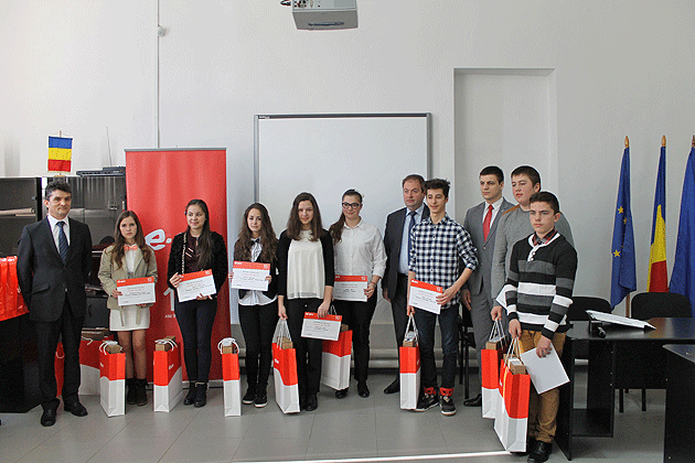 Zece elevi sătmăreni de 10, premiaţi cu câte  un laptop