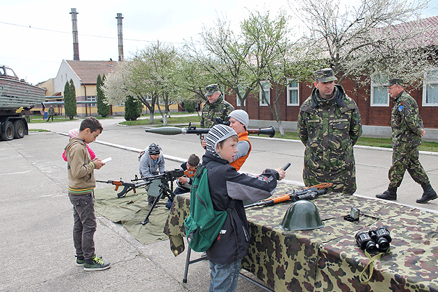 Batalionul 52 Geniu “TISA”, luat cu asalt de elevi