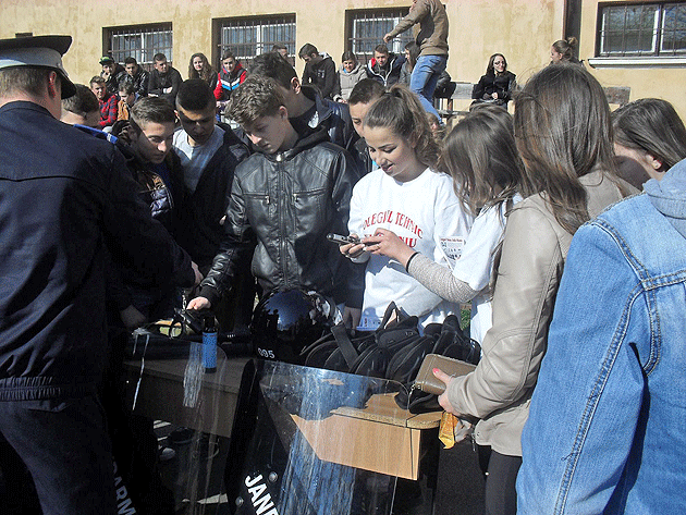 Jandarmii sătmăreni, în mijlocul elevilor din Carei şi Tăşnad