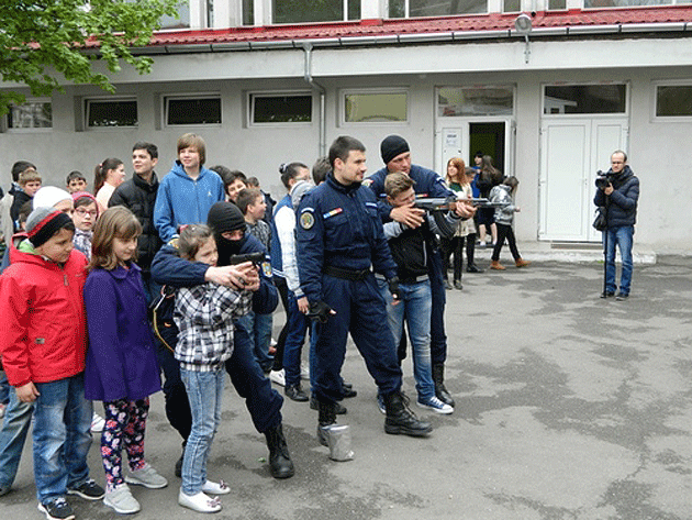 Demonstraţii ale Jandarmilor  în cadrul acţiunii “Şcoala Altfel”