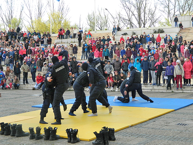 Demonstraţiile jandarmilor, urmărite cu sufletul la gură de sute de elevi