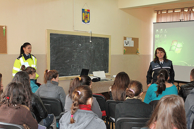 Poliţiştii îşi caută viitori colegi în liceele din judeţ