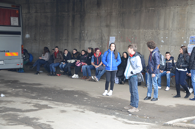 Trenul, depăşit de microbuze