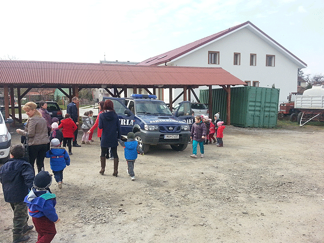 Jandarmii negreşteni, vizitaţi  de şcolari şi preşcolari