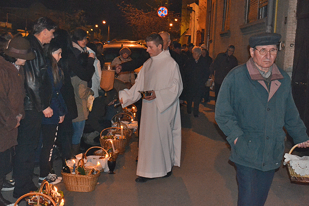 Bisericile catolice au fost pline de credincioşi veniţi să ia lumină
