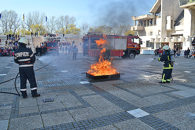 Demonstraţie de dibăcie a pompierilor sătmăreni