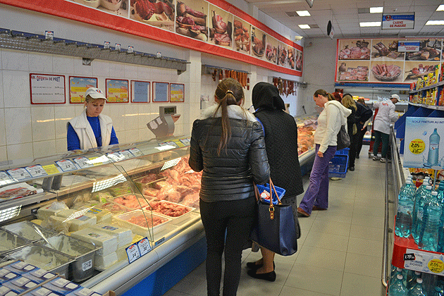 Clienţi la fel de numeroşi, vânzări mai slabe