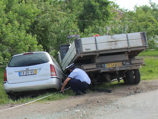 “STRANIERII” s-au CIOCNIT la Mădăras. DOUĂ autotursime cu numere STRĂINE au intrat împreună în şanţ