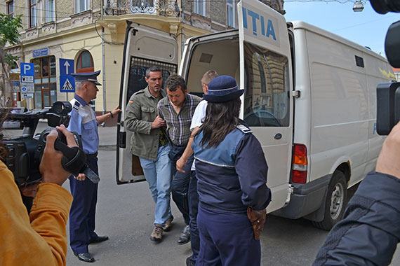 CRIMINALUL din Giungi, dus la ARESTARE. UPDATE: Mandat de arestare pe 30 de zile!