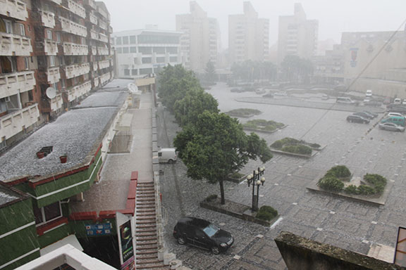POTOP la SATU MARE. Oraşul a fost BOMBARDAT cu GHEAŢĂ