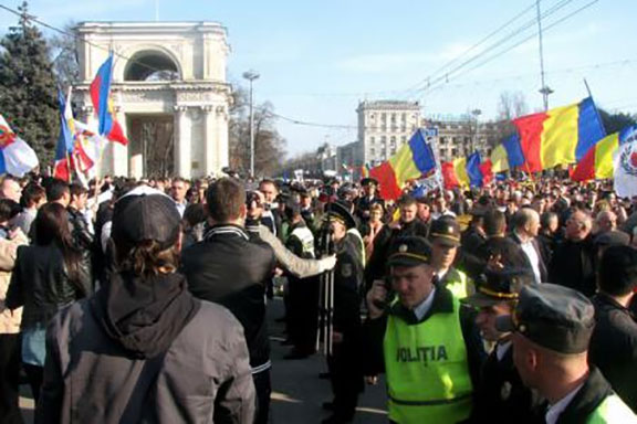 În Republica Moldova, 10.000 de manifestanți au protestat față de "dispariția" unui miliard de dolari