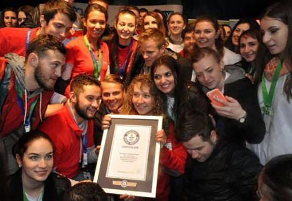 Târgu Mureș a ajuns în Guinness Book după ce 1.507 persoane s-au spălat simultan pe dinți