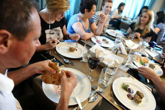 Studiu: 90% dintre români consideră că dieta dezechilibrată și stresul sunt principalele cauze în bolile gastrointestinale