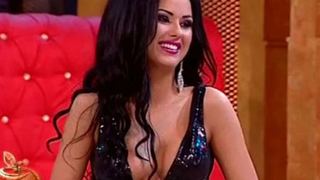 Daniela Crudu, prea "păcătoasă" la TV! Rochia asistentei s-a dat crăpat şi i-a dezvelit...