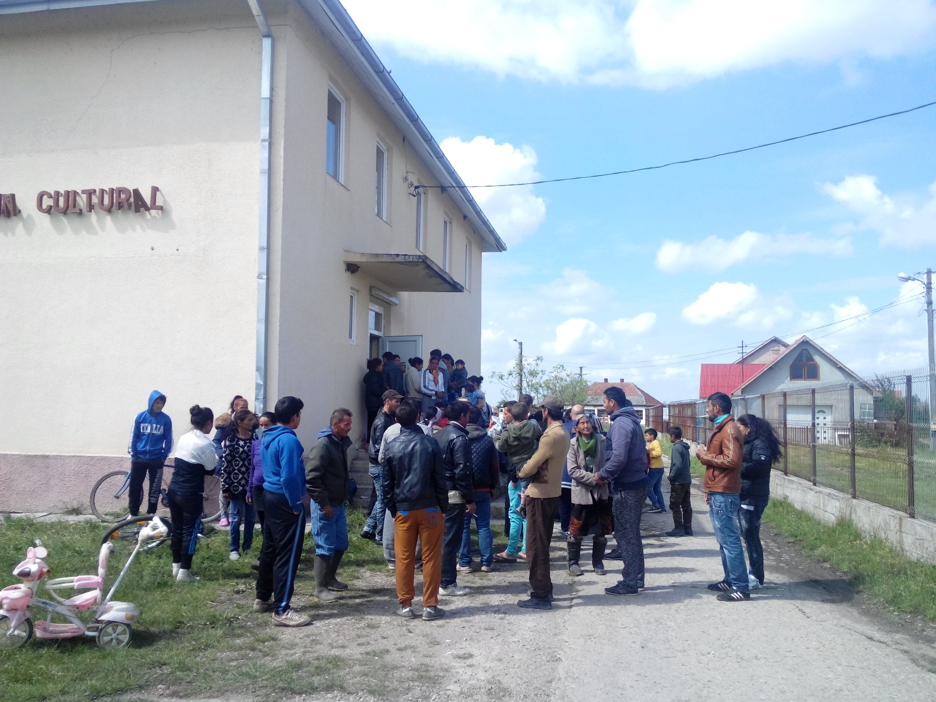 Primăria POMPEAZĂ peste o 100.000 de lei în CARTIERUL ROMILOR din SĂTMĂREL