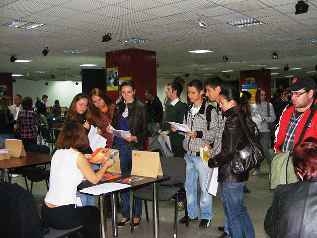 Absolvenţii, ajutaţi să-şi găsească un loc de muncă