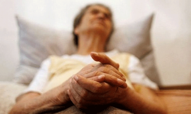 Bătrână bătută de hoţ, după ce l-a prins în flagrant