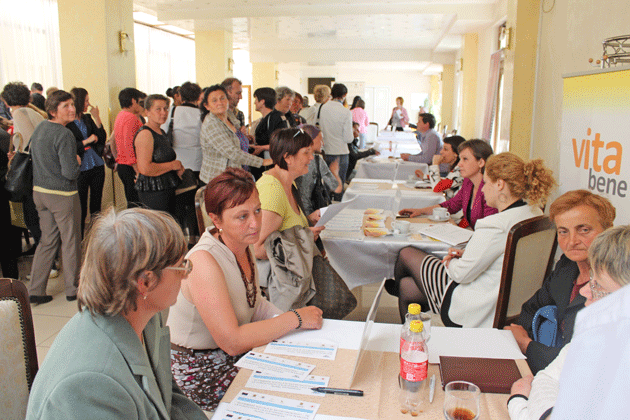 Îngrijitorii de bătrâni, bonele şi infirmierii, la mare căutare în judeţ