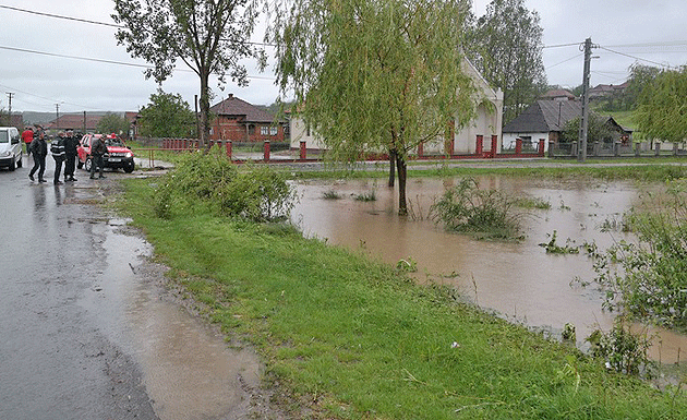 Sute de persoane evacuate la Craidorolţ şi Sătmărel