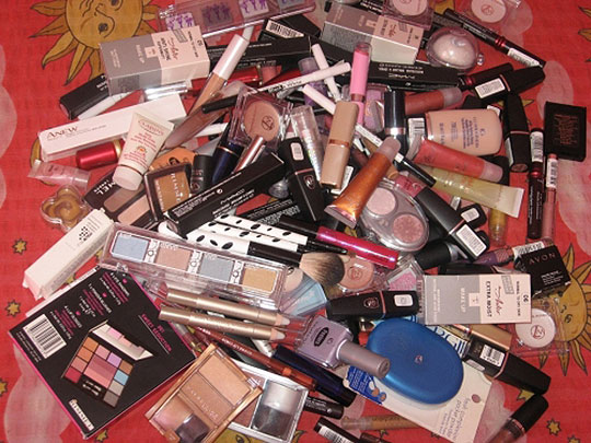 Comercianţii de COSMETICE, prinşi în off-side de PROTECŢIA CONSUMATORILOR. Toţi comercianţii CONTROLAŢI au fost AMENDAŢI