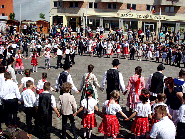 Sute de participanţi la Gala dansului popular maghiar