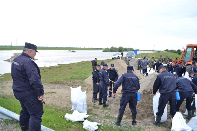 Râul CRASNA, rămâne sub COD ROŞU până SÂMBĂTĂ seara. Autorităţile sunt în ALERTĂ