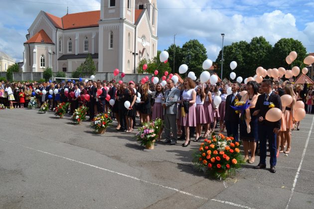 ULTIM SUNAT la EMINESCU. SUTE  de ABSOLVENŢI de clasa a XII-a au fost în SĂRBĂTOARE