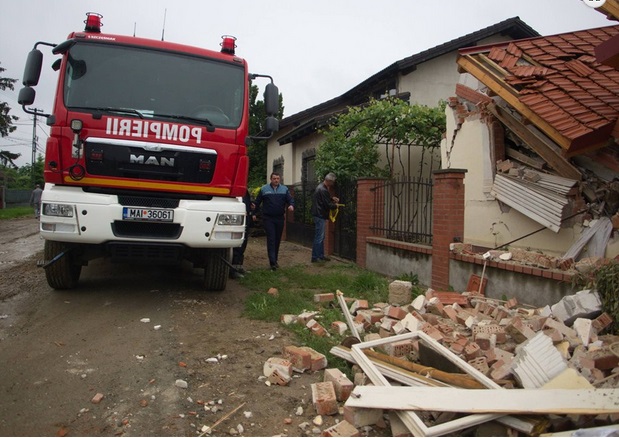 Explozie la NEGREŞTI-OAŞ. O FEMEIE a fost BLOCATĂ sub DĂRÂMĂTURI