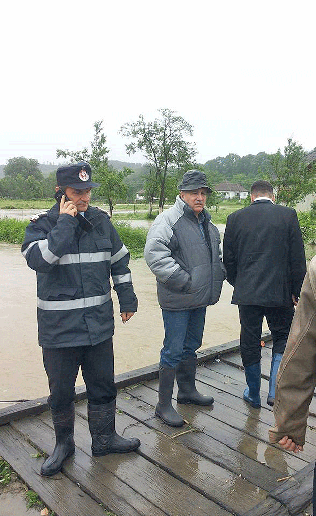 Zeci de case inundate şi oameni evacuaţi