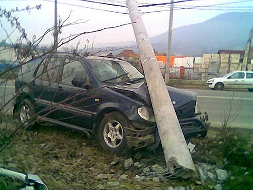 I s-a făcut rău la volan și a intrat cu mașina într-un stâlp