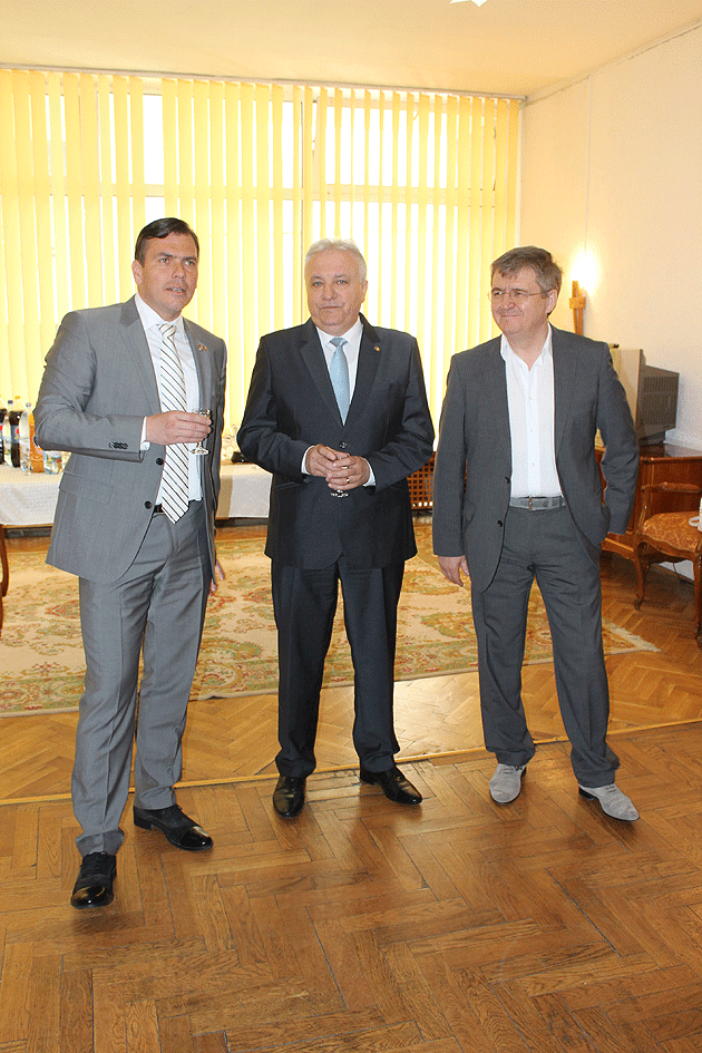 Prefectul Avram şi-a prezentat raportul în faţa cetăţenilor