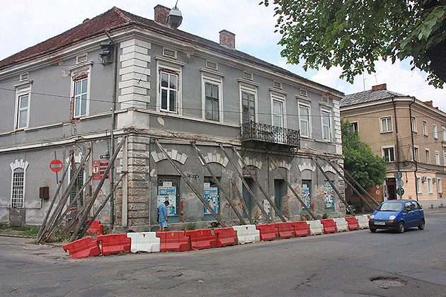 Se caută soluţii pentru imobilul de pe strada Rândunelelor