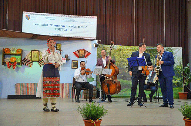 Marele premiu al Festivalului “Rozmarin în colţu` mesii” i-a revenit maramureşencei Andreea Ghițiu