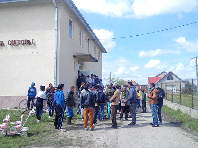 Primăria pompează peste 100.000 de lei în Cartierul romilor din Sătmărel