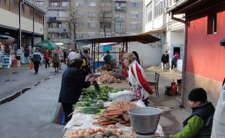 CONTRABANDIŞTI cu ACTE în Piaţa Someş. NIMENI nu îi poate ELIMINA