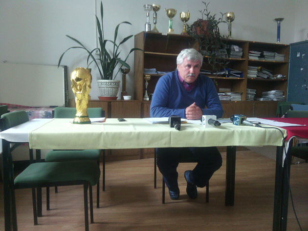 Cu cărţile pe masă