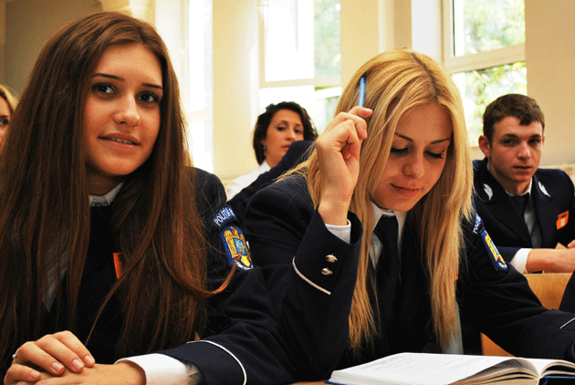 Poliţia caută să angajeze sute de persoane