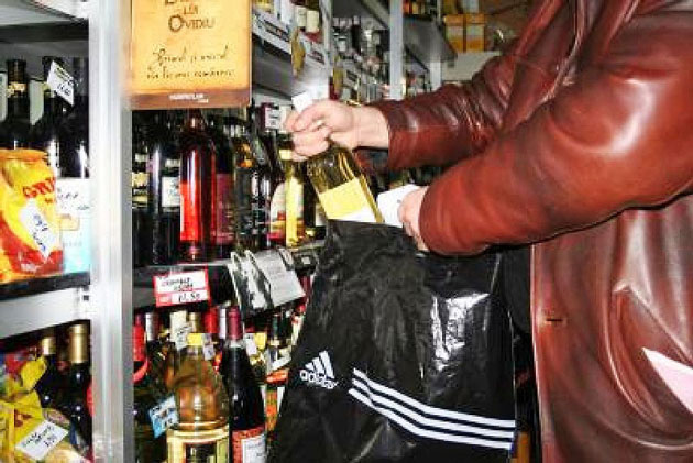 Un alt tânăr prins la furat de whisky