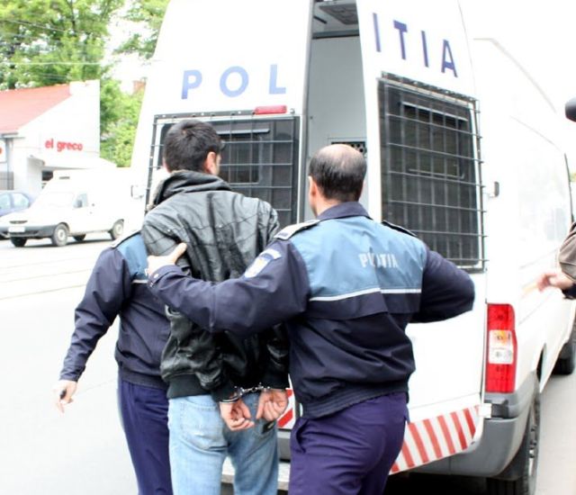 Un CUŢITAR şi-a ÎNJUNGHIAT prietenul de pahar la LIVADA